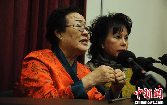 圖為慰安婦受害者李容洙(Lee Yong Soo。圖左)發表講話,要求安倍正式道歉。 圖為慰安婦受害者李容洙(Lee Yong Soo。圖左)發表講話,要求安倍正式道歉。