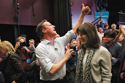 4日，英國巴斯，卡梅倫和妻子薩曼莎到一所女子學校助選。英國大選前夕，主要政黨的領袖們紛紛派妻子去拉選票。