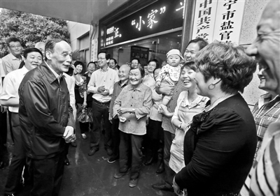 5月8日,王岐山與海寧市鹽官鎮桃園村黨委班子成員、老黨員和群眾親切交流供圖/新華社 5月8日,王岐山與海寧市鹽官鎮桃園村黨委班子成員、老黨員和群眾親切交流供圖/新華社