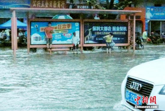 圖為暴雨持續(xù)兩小時(shí)，韶關(guān)市區(qū)又變“水城”。陳惠賢 攝