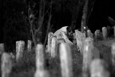 11月5日,祭奠者在騰沖遠(yuǎn)征軍國殤墓園獻(xiàn)花。京華時報記者 潘之望 攝 11月5日,祭奠者在騰沖遠(yuǎn)征軍國殤墓園獻(xiàn)花。京華時報記者 潘之望 攝