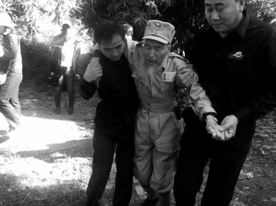 89歲老兵繆焜得知不能接到遺骸后嚎啕大哭。組織方供圖 89歲老兵繆焜得知不能接到遺骸后嚎啕大哭。組織方供圖
