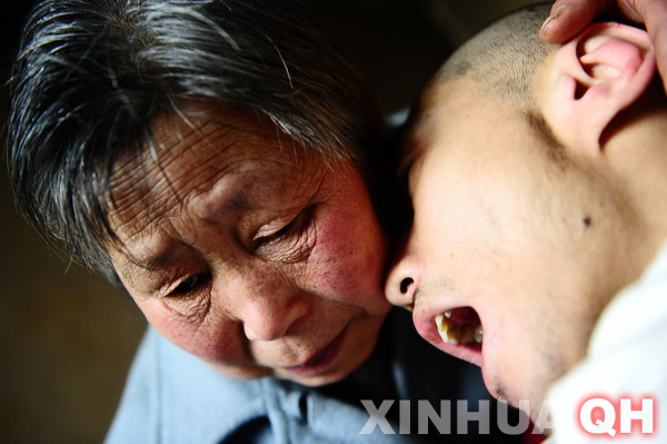 3月29日,母親邵秀景(左)同楊林在一起。 3月29日,母親邵秀景(左)同楊林在一起。