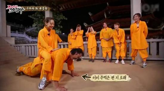 陸重烷接受懲罰做俯臥撐,女星具荷拉坐其背上。