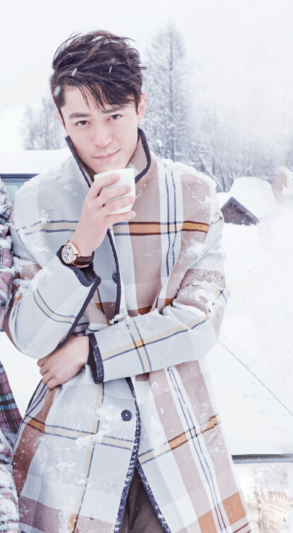 胡歌和霍建華為雜志拍攝了一組封面照,二人穿著同款風衣,在白雪中端著咖啡,恩愛“虐狗” 胡歌和霍建華為雜志拍攝了一組封面照,二人穿著同款風衣,在白雪中端著咖啡,恩愛“虐狗”