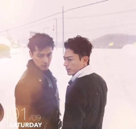 胡歌和霍建華為雜志拍攝了一組封面照,二人穿著同款風衣,在白雪中端著咖啡,恩愛“虐狗” 胡歌和霍建華為雜志拍攝了一組封面照,二人穿著同款風衣,在白雪中端著咖啡,恩愛“虐狗”