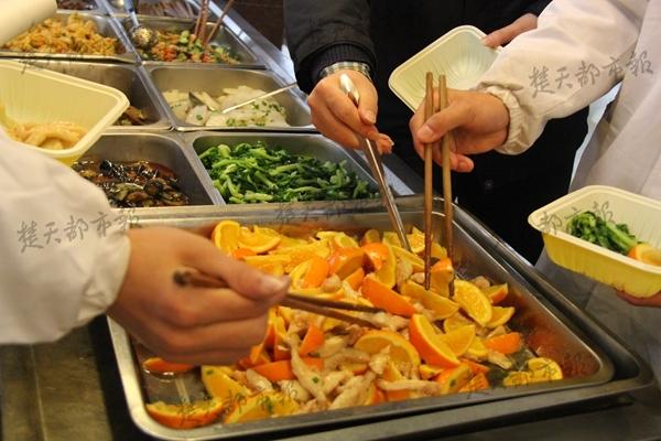 大學食堂現神級“黑暗料理”:橙子炒肉 大學食堂現神級“黑暗料理”:橙子炒肉