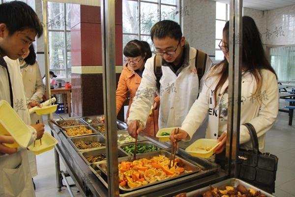 大學食堂現神級“黑暗料理”:橙子炒肉 大學食堂現神級“黑暗料理”:橙子炒肉