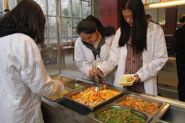 大學食堂現神級“黑暗料理”:橙子炒肉 大學食堂現神級“黑暗料理”:橙子炒肉