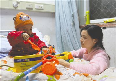 苗女士在醫院照顧患病的孩子