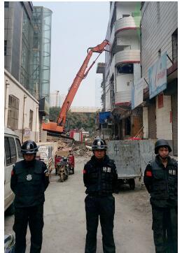 根據(jù)《太原市和小 店區(qū)平陽(yáng)路街道親賢城中村改造拆遷安置補(bǔ)償方案》,結(jié)合親賢實(shí)際,親賢社區(qū)補(bǔ)償安置采取“商業(yè)用房安置+小戶(hù)型公寓住宅安置+貨幣補(bǔ)償”的方式,其中每分 (0.1 畝)置換商業(yè)用房50平方米+小戶(hù)型公寓住宅80平方米+貨幣補(bǔ)償20萬(wàn)元人民幣。(拍攝:2015年9月17日)