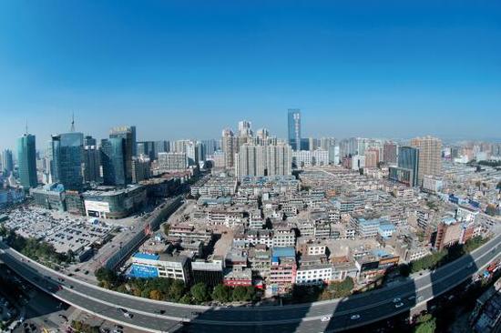 經(jīng)過(guò)4個(gè)多月的推進(jìn),親賢社區(qū)的拆遷工作進(jìn)展緩慢,原定于2015年10月底完成的拆遷,在10月中旬時(shí)仍停留在對(duì)部分住戶(hù)進(jìn)行插花式拆除。(拍攝:2015年10月16日)