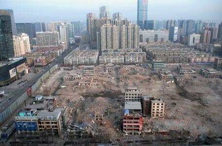 2016年元旦假期后的第一個(gè)工作日,記者從長(zhǎng)風(fēng)大街某高樓俯瞰正在拆遷中的親賢西北片區(qū)。經(jīng)過(guò)半年多推進(jìn),這一片區(qū)只留下十余處建筑等待拆除。(拍攝:2016年1月4日)