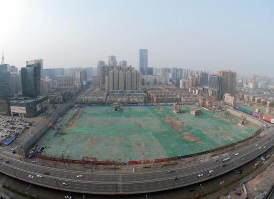 2016年4月,經(jīng)過(guò)持續(xù)攻堅(jiān),親賢社區(qū)西北片區(qū)的拆遷工作基本告一段落,但在鋪設(shè)了防塵綠網(wǎng)的空地中,至今仍有3戶(hù)居民選擇了“堅(jiān)守”。(拍攝:2016年4月4日)