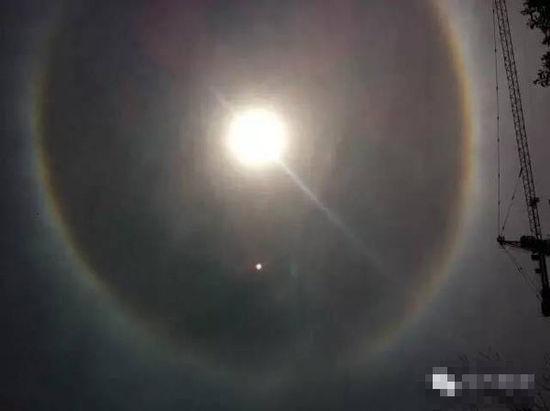 上?，FUFO 專家稱光圈是日暈亮點或是飛行器(圖)