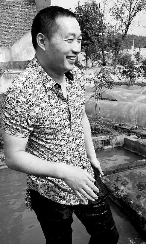 救出小孩上后,楊文利一身糞水。