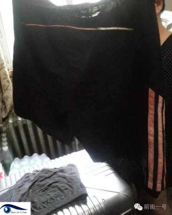 李律師所穿褲子也沾染血跡。 李律師所穿褲子也沾染血跡。