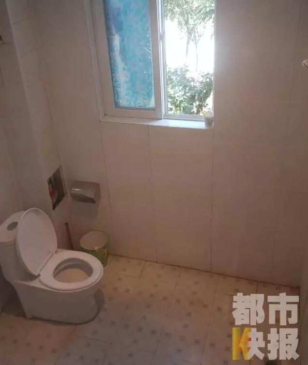 西安市戶(hù)縣草堂鎮(zhèn)的李家?guī)r村，有多戶(hù)人家經(jīng)營(yíng)著農(nóng)家樂(lè)，但昨晚發(fā)生的這件事情打破了這里的寧?kù)o。村民：“縣上的、鎮(zhèn)上的警察，還有村干部好多人在那兒，說(shuō)是女的在衛(wèi)生間生產(chǎn)，把娃從窗子扔下來(lái)。”農(nóng)家樂(lè)員工：“(聽(tīng)說(shuō))直接從二樓扔下來(lái)了，呀，太殘忍了?！弊蛲淼氖?，很多人今早才聽(tīng)說(shuō)，震驚之余更感到惋惜。記者今天在高冠西五巷口找到了大家所說(shuō)的農(nóng)家樂(lè)，一夜過(guò)去了，作為和那名女顧客有過(guò)交集的老板娘，心情仍然很沉重。