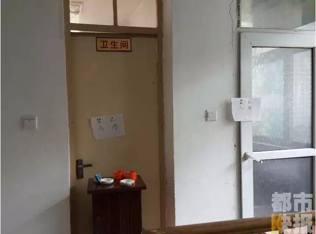 當(dāng)馮女士走出大門(mén)，繞到院子的側(cè)面時(shí)，衛(wèi)生間窗戶(hù)下方草叢中的一幕，讓她驚出了一身冷汗。農(nóng)家樂(lè)老板娘馮女士：“就是孩子，旁邊帶著胎盤(pán)?！弊蛲硎稽c(diǎn)半事發(fā)后，馮女士報(bào)了警，很不幸，男嬰已經(jīng)死亡。涉及的兩個(gè)房間，暫時(shí)被封鎖，里面已經(jīng)清理干凈。隨后記者也從轄區(qū)草堂派出所了解到，這兩男一女三人是朋友關(guān)系，女子的年齡大概是二十二三歲。該女子事發(fā)后被送往醫(yī)院，同行的兩名男子當(dāng)時(shí)被警方帶去派出所接受了筆錄調(diào)查后，已經(jīng)離開(kāi)了派出所。