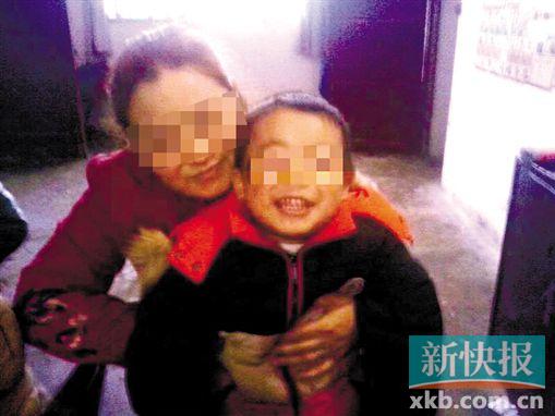 程女士生前和小孩開心玩耍。家屬供圖