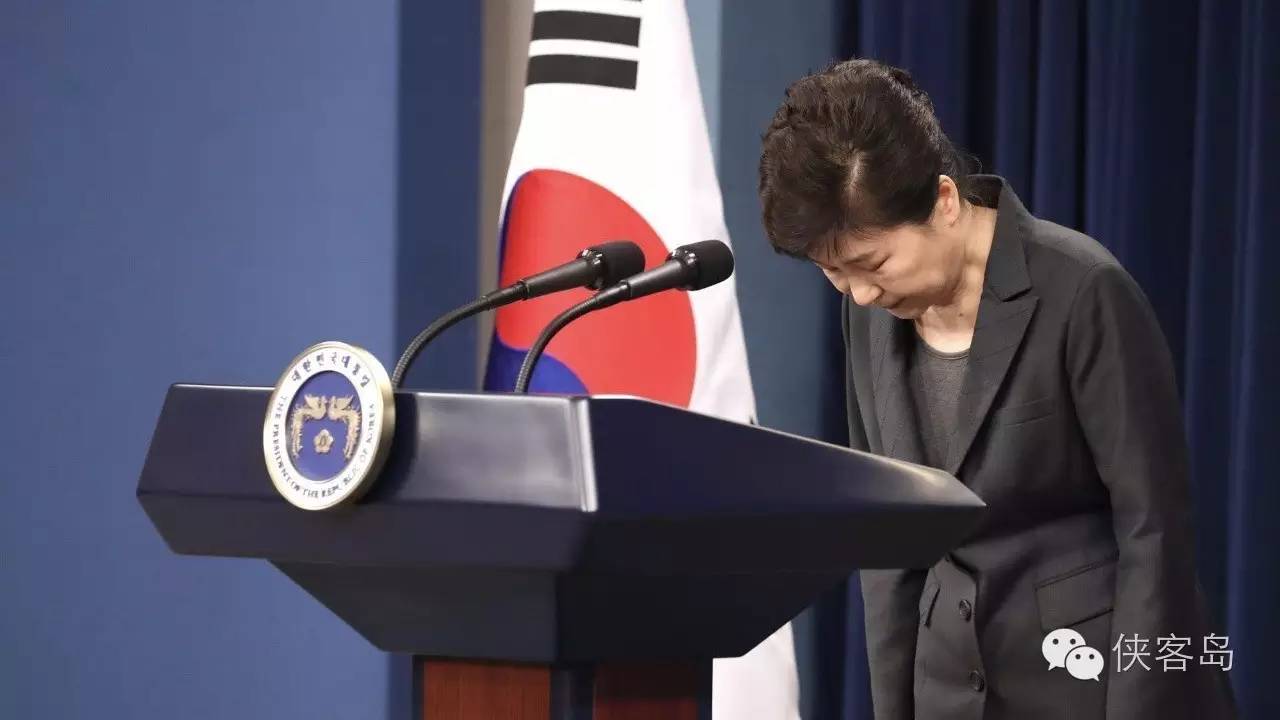 “任憑風吹浪打，我自巋然不動”，樸槿惠對于這句詩應該是心有戚戚焉。