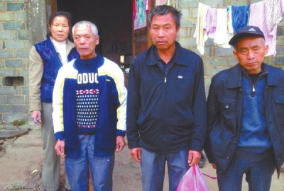 已被判死緩、在獄中服刑的4個村民的家人一直在為兒子喊冤。圖片來自網絡