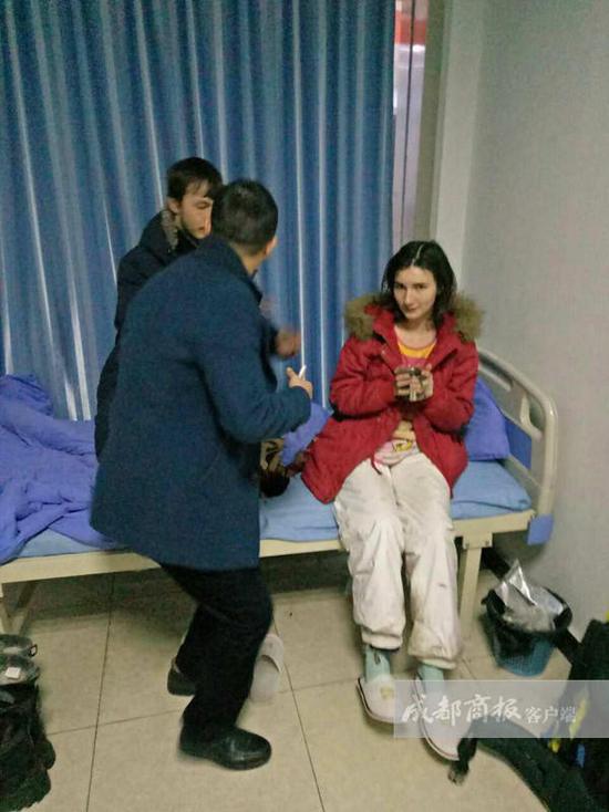 王利鑫說，醫(yī)院工作人員考慮到他們遠(yuǎn)道而來，于是給他們倒上熱水，并試圖打手勢交流。但費(fèi)了好大勁，也沒辦法搞明白對方的情況，只好向社區(qū)民警求助。翠屏區(qū)西城派出所兩位民警迅速趕到，但雙方仍然語言不通，無法交流。民警見兩名年輕人并無惡意，只好離開了。折騰到晚上10點(diǎn)左右，還是沒辦法溝通。而醫(yī)院作為醫(yī)療機(jī)構(gòu)，又不能留宿不明來歷的外國人。王利鑫只好帶著懂英語的女婿趕到，交流得知對方是一對來自俄羅斯的小夫妻。“他們說到中國‘窮游’，打算從成都到昆明，結(jié)果坐順風(fēng)車來到了宜賓，卻沒錢住賓館。”王利鑫告訴成都商報(bào)客戶端記者，兩個(gè)年輕人不懂漢語，正好看到中山醫(yī)院標(biāo)識(shí)，就闖進(jìn)來打算求宿一晚。