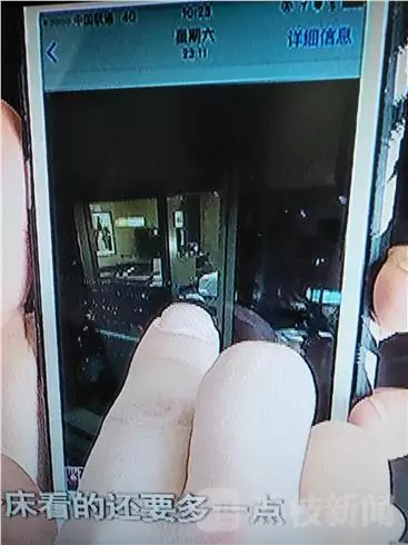 酒店前廳負責人李經理:我們去詢問過,警察也詢問過,警察有錄音,他說他沒有錄像,第一個人說肯定沒有錄像,第二個人沒有口頭保證。對于何女士反映的晚間玻璃外墻變成“鏡子”反光的情況子。負責人表示,在客人入住酒店的時候,酒店工作人員一般會對客人進行提醒,要求客人將房間的窗紗全部關閉,不過這一說法卻遭到了何女士的否認。酒店前廳負責人李經理稱,這個雙層玻璃的設計是環保設計,冬暖夏涼,如果是單層冬天會非常冷。