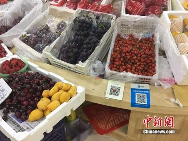 某水果攤,收款二維碼貼在顯眼位置。中新網 吳濤 攝