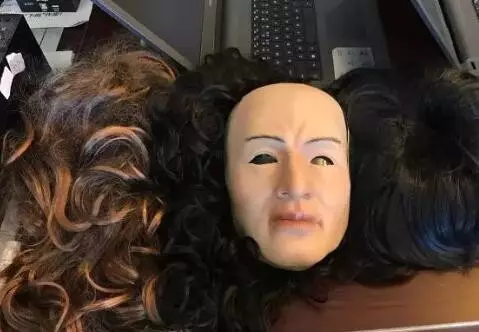 神秘土豪34歲賬上8000萬(wàn) 取錢(qián)還戴人皮面具