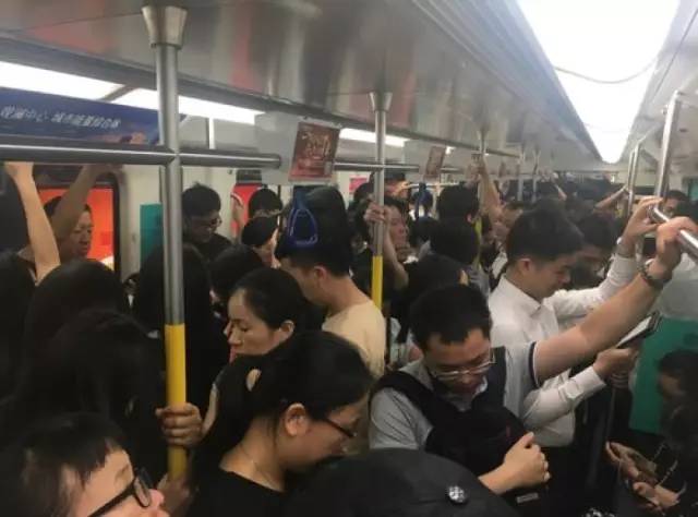 尷尬了!深圳地鐵首開女性車廂 結果塞滿男乘客