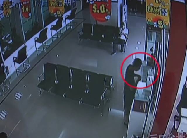 男子在銀行用筷子夾取捐款箱內(nèi)錢(qián)財(cái) 稱家境不好