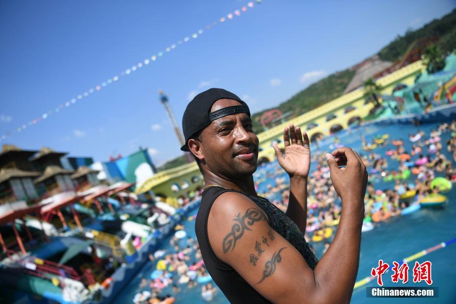 非洲小伙被重慶高溫熱哭 盼公司放高溫假 非洲小伙被重慶高溫熱哭 盼公司放高溫假