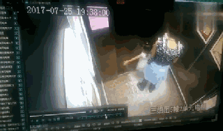 家長只顧低頭看手機(jī) 小女孩乘坐電梯手被門縫夾住