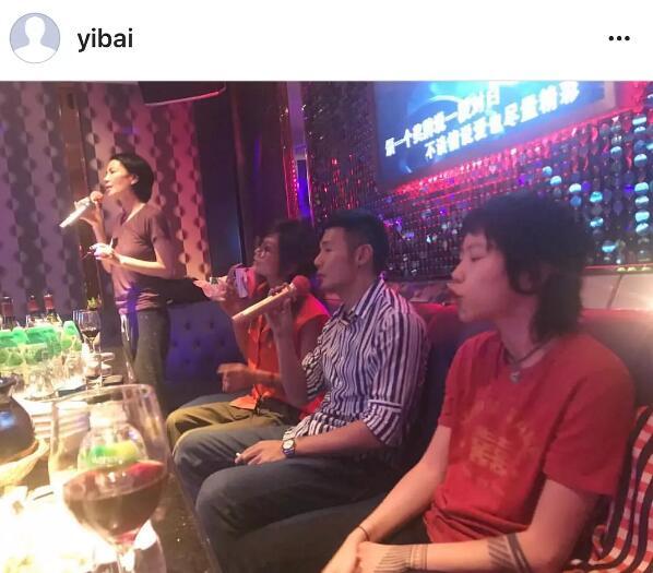 王菲母女跟李榮浩一起唱K,竇靖童的表情亮了