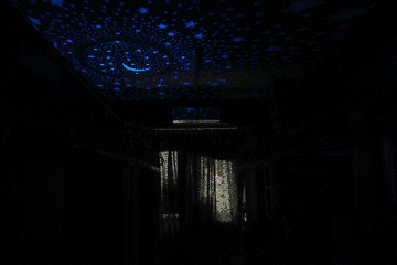 大學生改造黑科技宿舍:投影鍵盤 會動的垃圾桶