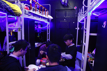 用人臉識別的技術,防火防盜防宿管。宿管一來,就可以自動發起警報