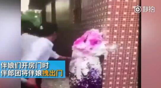 據(jù)澎湃新聞消息，近日廣東江門開平某村又現(xiàn)惡俗婚鬧。男方兄弟團去接新娘的時候，先用彩帶對著姐妹團狂噴，后來甚至有人用滅火器直接噴伴娘面部，害的伴娘差點被送進醫(yī)院。