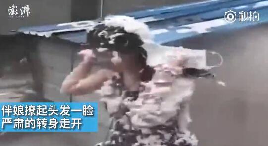 視頻中可以看到，雖然伴娘事先有穿雨衣防備，但在被伴郎團圍攻時，雨衣被拔下，更過分的是，有人還用滅火器直接對著她的臉噴。后來伴娘好像是生氣了，撩起頭發(fā)一臉嚴(yán)肅的轉(zhuǎn)身走開。