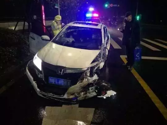 今天凌晨,杭州一對環衛工夫婦被車撞進錢塘江