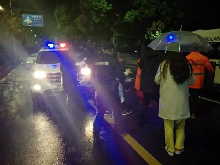 今天凌晨,杭州一對環衛工夫婦被車撞進錢塘江 今天凌晨,杭州一對環衛工夫婦被車撞進錢塘江