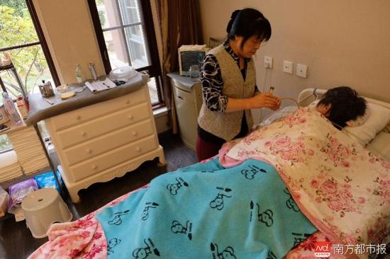 張津華進食只能靠營養粉鼻飼。(羅逸爵 攝)