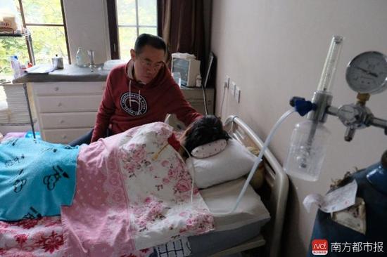 氧氣的轟隆聲,一刻不停地在這個家里“吵”了九年多。(羅逸爵 攝)