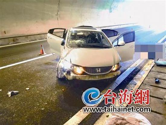 小車在龍巖高速隧道內翻車,擋風玻璃脫落。 臺海網 圖