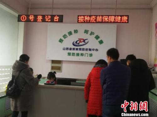 當日,山西省疾病預防控制中心門診部擠滿了前來接種和咨詢四價宮頸癌疫苗的女性。 范麗芳 攝