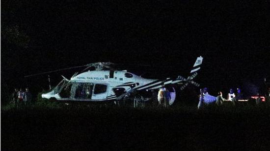 直升機護(hù)送被救少年。(圖:路透社)