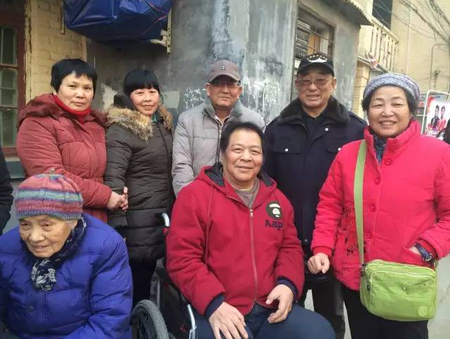 高新海(中)和鄰居們 高新海(中)和鄰居們