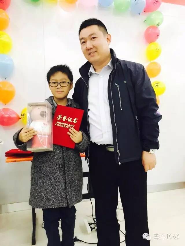 我是小小銀行家,來跟行長合個影哦 我是小小銀行家,來跟行長合個影哦