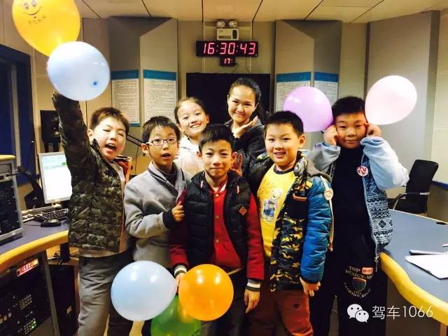 我們不光要成為銀行家,還要當主持人!跟著子楊姐姐參觀河南電臺直播間! 我們不光要成為銀行家,還要當主持人!跟著子楊姐姐參觀河南電臺直播間!