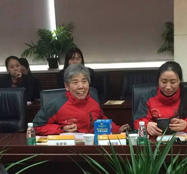 蔣愛榮(左一) 愛心粥屋發起人 蔣愛榮(左一) 愛心粥屋發起人